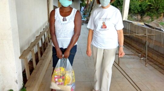 Irmãs doam alimentos e esperança para famílias de imigrantes haitianos
