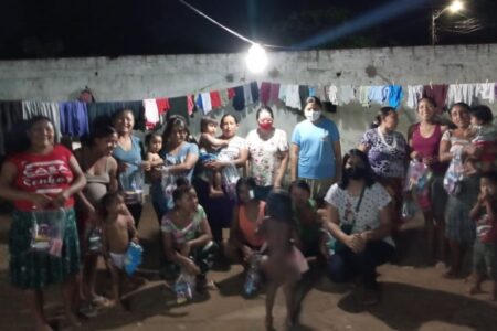Irmãs fazem doações na comunidade indígena Warao, em Araguaína - TO