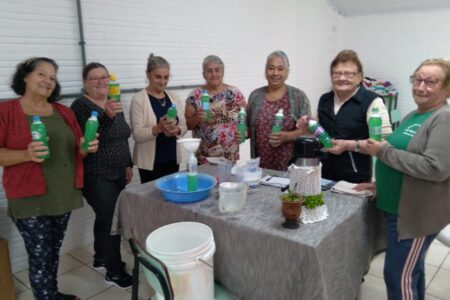 Lajeado/RS: Mulheres participam de oficina de produção de detergente líquido
