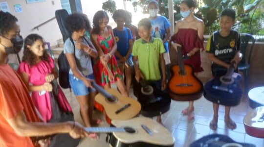 Em Pinheiro/MA, aulas de violão desenvolve lado artístico de crianças e adolescentes