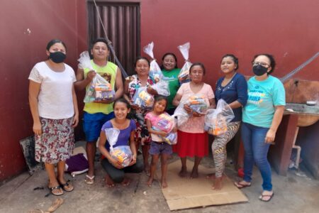 Adolescentes e mulheres recebem kits de higiene em Araguaína
