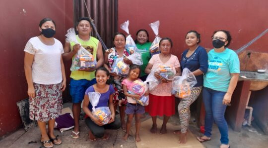 Adolescentes e mulheres recebem kits de higiene em Araguaína